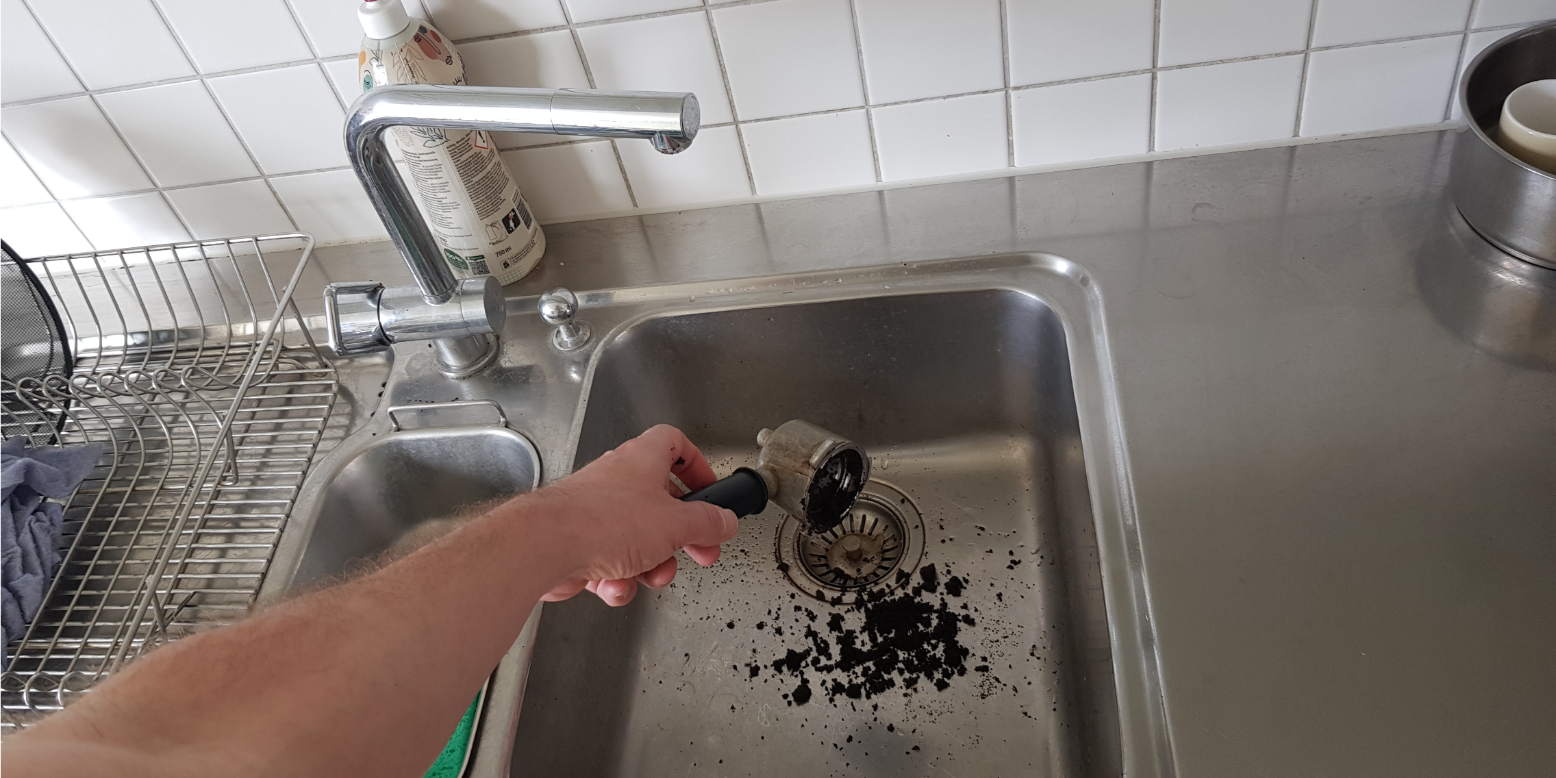 koffiedrab door de gootsteen