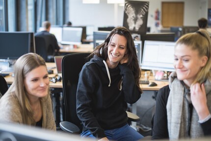 Mahelas Team freut sich über ihr Datenbank-Know-How
