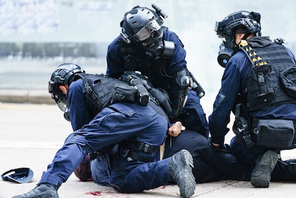 Never happened according to China: police violence in Chater Garden, Hong Kong, on 19 January 2020.
