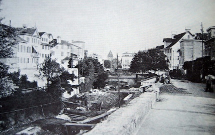 Der Fröschengraben vor seiner Zuschüttung 1864. Im Hintergrund das Sprüngli-Haus. Alle historischen Bilder: Baugeschichtliches Archiv der Stadt Zürich / Zentralbibliothek / ETH.