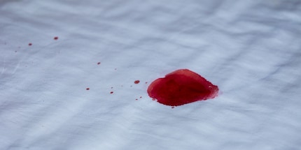 Les taches de sang sont un gros problème, surtout sur les matériaux de couleur claire.