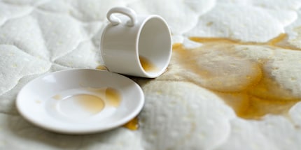 Les taches de café sont difficiles à nettoyer, que se soit sur un matelas ou un canapé.