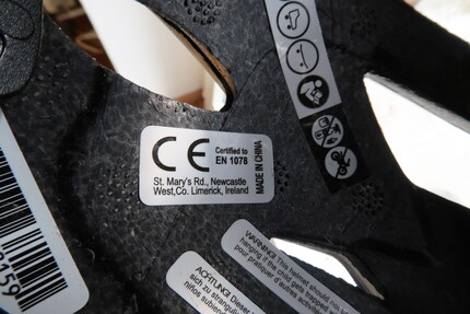 He who seeks, finds: on one of the nine (!) stickers, I finally find the EN 1078 test standard.