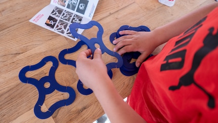 Spielend leicht lassen sich die Elemente anfangs nicht verbinden. Jüngere Kinder brauchen dabei Hilfe.
