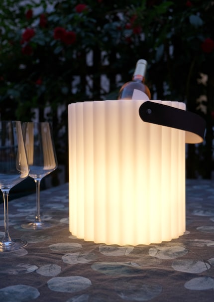 Das sanfte Licht verleiht den Objekten drum herum einen Schimmer.