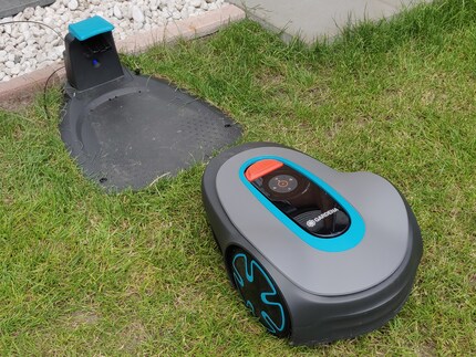 Le câble de guidage permet au robot de trouver son propre chemin jusqu'à la station de charge.