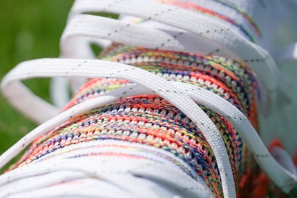 Position und Form von Schnürsenkeln sollen einerseits deine Ballführung verbessern, vor allem aber den Schuh sauber an deinen Fuss anpassen.