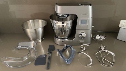 The smaller of the two bowls (left) can be stored in the large one to save space.