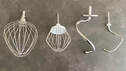 The balloon whisk and dough hook of my Bosch machine (each on the right) are lightweights in comparison: at 355 grammes, the dough hook by Kenwood weighs almost seven times as much as the 51-gramme hook by Bosch.