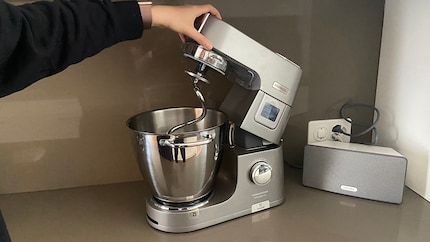 Thanks to the release lever, I swivel the mixing arm as needed – for example, to add more ingredients.
