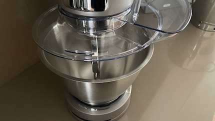 The small mixing bowl doesn’t close flush with the splash guard – the gap is around 5 centimetres. This shouldn’t happen at this price point.