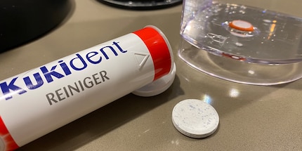Les pastilles de nettoyage pour dentiers montrent les dents au calcaire, même celui de votre machine à café.
