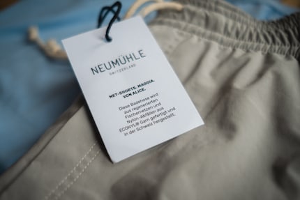 Les « Net-Shorts Maggia Black Coal » sont fabriqués à partir dudit fil Econyl en filets de pêche et restes de nylon.
