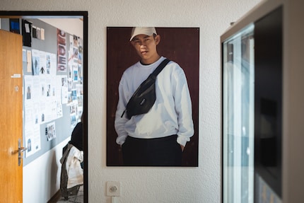 Dans son atelier en ville de Zurich, Andreas conçoit ses accessoires et ses pièces. Vu qu’il n’est pas couturier, il travaille simplement avec Photoshop.