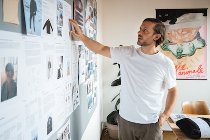 Sur le mood board dans l’atelier de Neumühle, de nouvelles idées émergent et sont développées. À 35 ans, Andreas peut vivre des créations de sa marque.