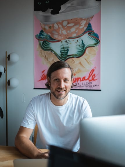 Dans son atelier, Andreas traite les affaires quotidiennes et développe de nouvelles collections.