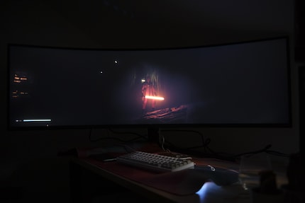 Selbst bei den kleinen Lichtquellen links ist bei HDR kein Blooming erkennbar. Der Schimmer um Cal ist absichtlich so, hier handelt es sich nicht um Blooming.