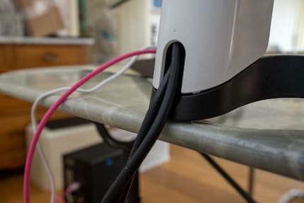 Die Kabel lassen sich im Standfuss verstecken.