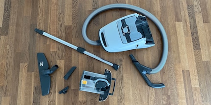 In order to give your vacuum a comprehensive clean, dismantle it as much as possible down to its individual parts – without touching any screws.