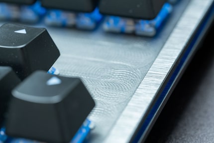 An den Rändern ist das Alu gebürstet, auf der Platte sind noch die Frässpuren zu sehen.