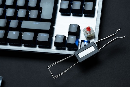 Die Switches lassen sich mit dem beigelegten Keycap- und Switch-Zieher tauschen.