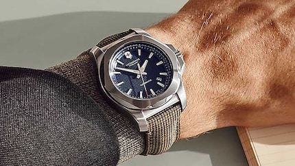 Die Automatikuhr «I.N.O.X. Mechanical» ist Victorinox’ erster Zeitmesser mit einem Uhrenarmband aus Holz. Bild: Victorinox