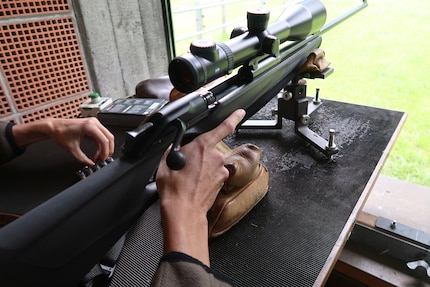 Claudio recharge son fusil.