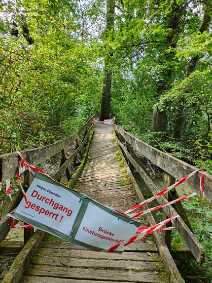 Das Unwetter kostet Manu und Marius bereits auf der ersten Etappe einiges an Zeit.