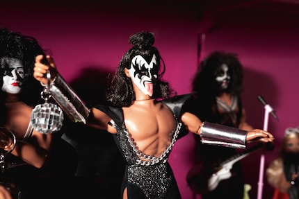 Quelques-unes des rares poupées qui ne viennent pas de Mattel dans la boutique de Beate : le groupe Kiss de 1977 signé Mengo.