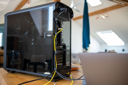 Les guides-câbles ne sont pas seulement présents à l’intérieur du Torrent, mais aussi à l’arrière au niveau des connecteurs.