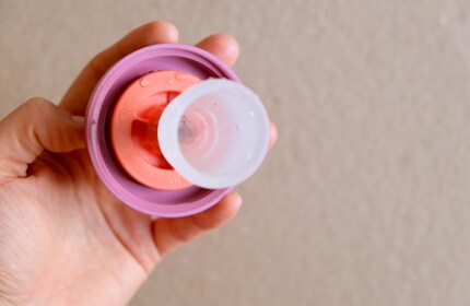 Nach der Reinigung bleiben nur Wassertropfen, die du mit einem Toilettenpapier entfernen kannst – aber nicht musst.