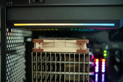 En plaçant le ventilateur sur le côté, le ventilateur du CPU se bat avec celui de l’alimentation pour recevoir de l’air.