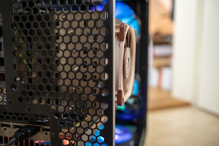 Avec le placement du ventilateur sur le dessus, c’est très serré contre le panneau latéral.
