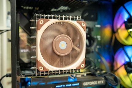 Vu de face, le ventilateur placé en haut se situe à l’avant.