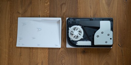 Die Abdeckung durch Schieben in Richtung PS5-Unterseite entfernt.