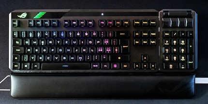 Four green RGB stripes next to the ROG logo show that the battery is 100 per cent charged.