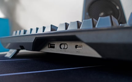 In the opening on the left of the image, the 2.4 GHz USB dongle adheres magnetically.