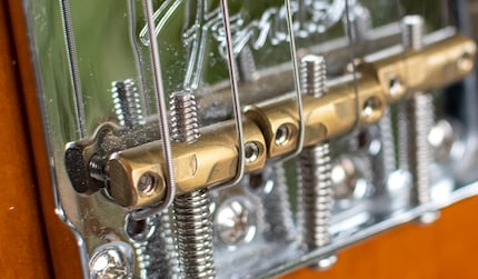 ... und bei einer Telecaster-Gitarre. Die Halterung muss für zwei Saiten herhalten. Immerhin werden hier modifizierte Reiter verwendet, die die falsche Stimmlage weitgehend ausgleichen.