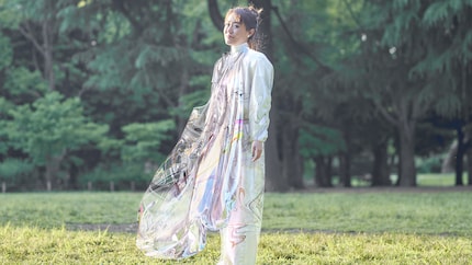 Mary et sa pièce unique : la robe « Iridescence » de The Fabricant. Photo : The Fabricant
