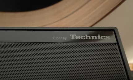 Le système sonore a été développé et fabriqué par Technics, une filiale de Panasonic spécialisée dans les produits audio.