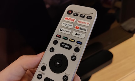 Grande télécommande, beaucoup de boutons, un peu vieux jeu, mais jolie.