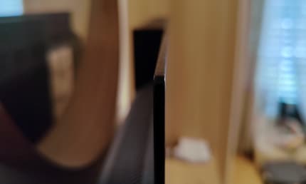 C'est fou comme un panneau OLED est fin. Ça m'étonne toujours après toutes ces années.