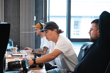 Editor Simon Balissat conferring with video producer Manuel Wenk.