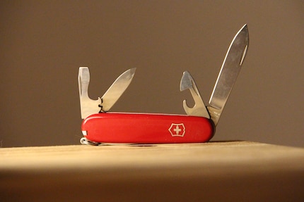 Der Deutsche kauft ein Schweizer Taschenmesser, die Schweizerin hat ihr Messer im Hosensack.