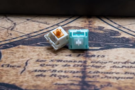 Links ein Glorious Panda und rechts ein Glorious Lynx Switch.