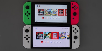 En haut, la Switch de 2019, en bas, la Switch OLED.