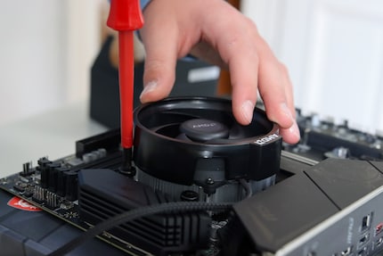 The screws of the fan must be tightened gradually.