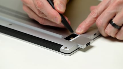 Die Module sitzen bombenfest, lassen sich aber unkompliziert entfernen.