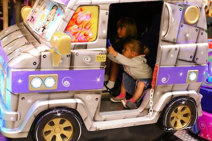 Kiddie rides: they lurk around every corner, come in every conceivable colour – and are «unfortunately» often out of order. Image: Shutterstock