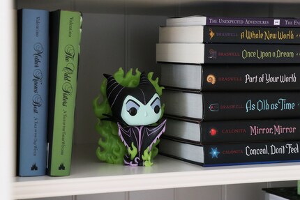Maleficent passt auf meine Disney Villains Bücher auf.